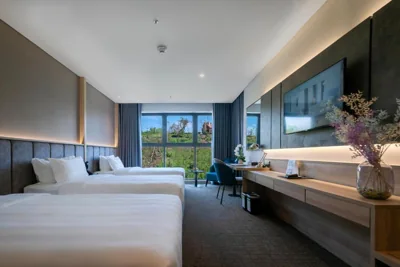 Superior Garden kamer met drie eenpersoonsbedden en bergzicht — Wyndham Garden Legend Halong